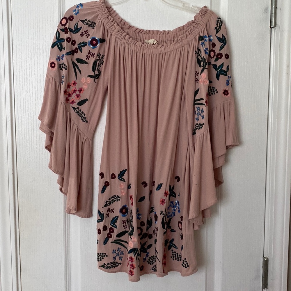 Altar’s State embroidered top